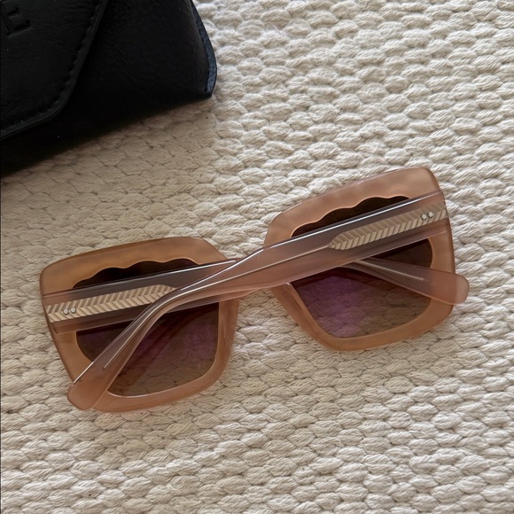 KREWE Elizabeth Scallop Sunglasses - Picture 2 of 6